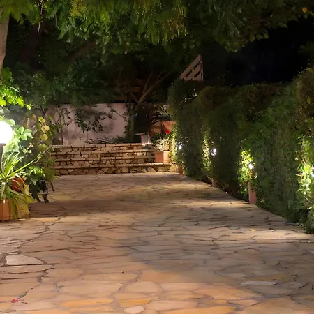 Christianna Apartahotel